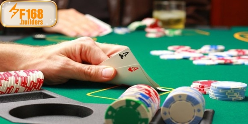 Bảng chiến lược xì dách tiêu chuẩn được hiển thị ngay trong giao diện chơi giúp người mới dễ nắm bắt.