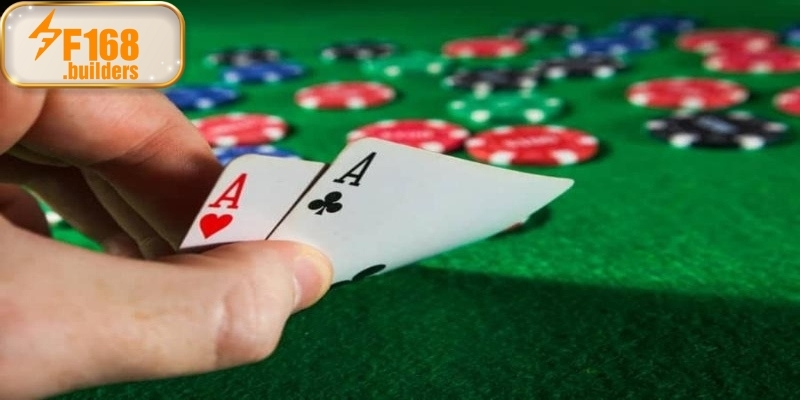 Giao diện bàn cược xì dách trực tuyến với người chia bài thật và hệ thống tính điểm tự động.